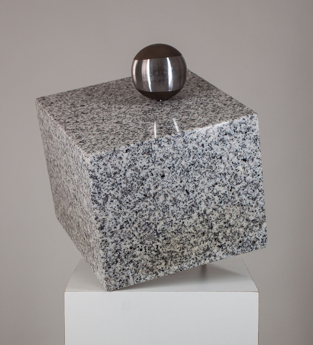 Gegensatze04 - Stahlkugel auf polliertem Granit 28 hoch